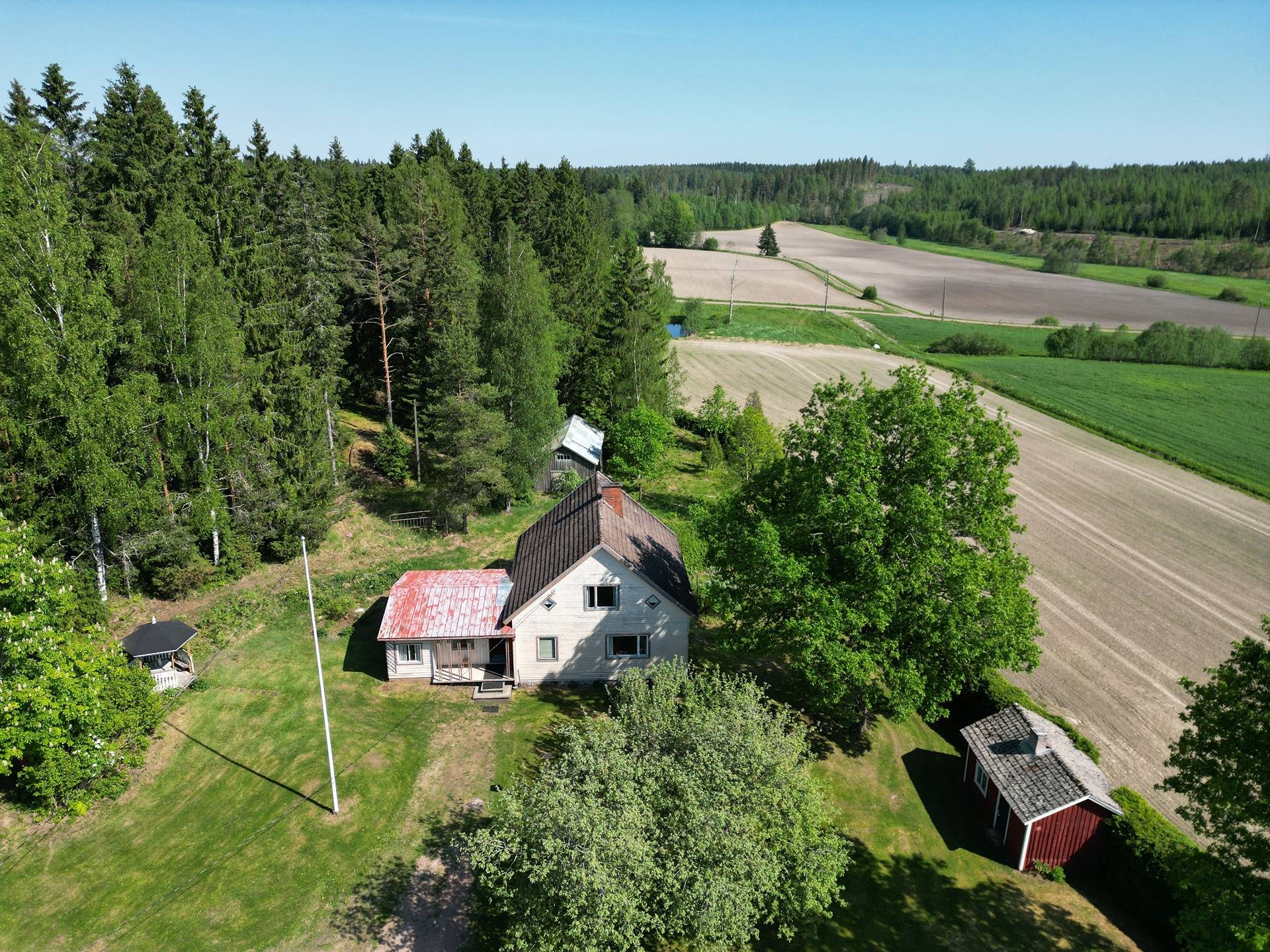 Maatila rakennuksineen Lohjan Leppäkorvessa, rauhallisella sijainnilla mutta vain 60 km kehä-III:lta. 2