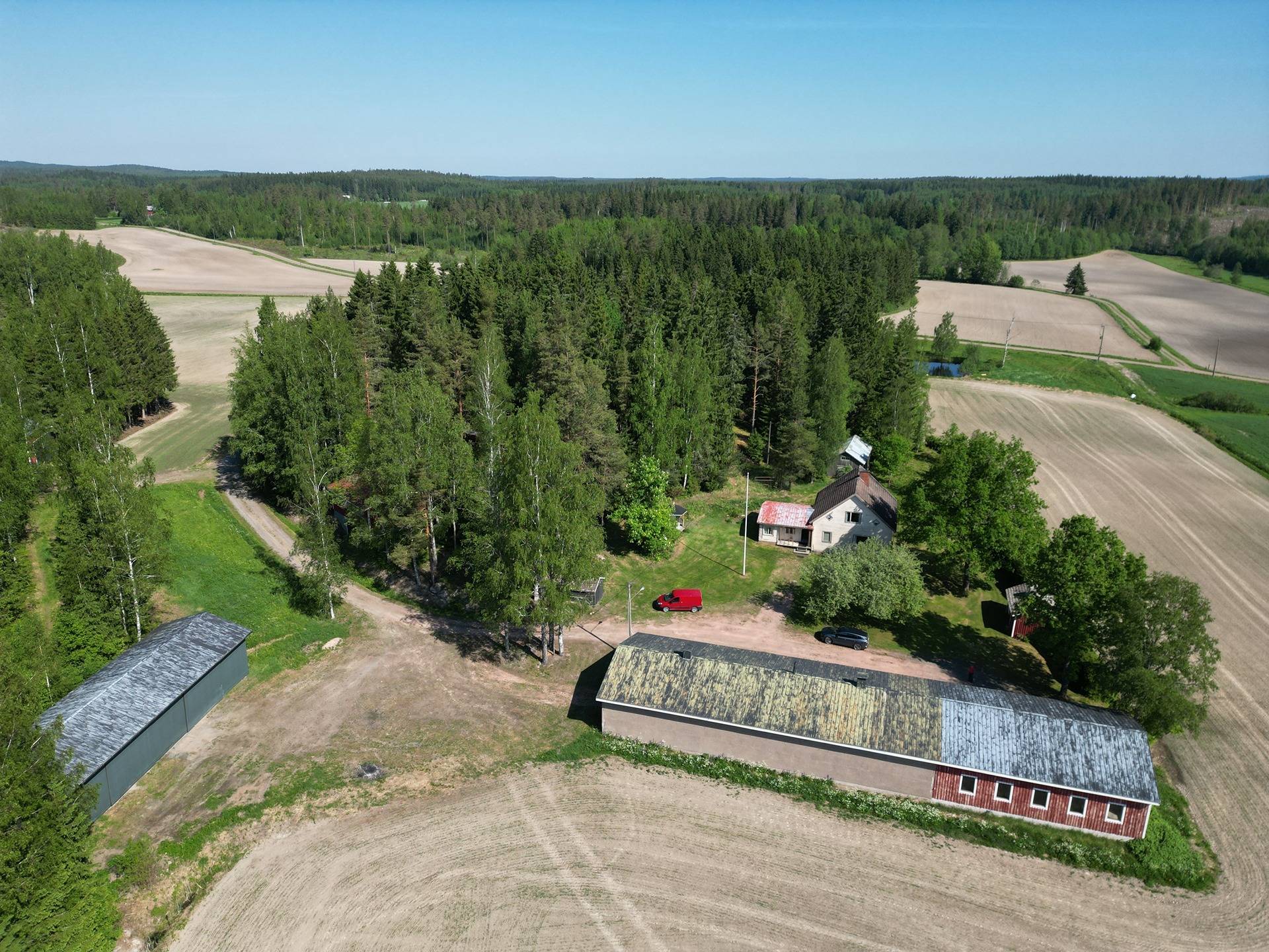 Maatila rakennuksineen Lohjan Leppäkorvessa, rauhallisella sijainnilla mutta vain 60 km kehä-III:lta. 1