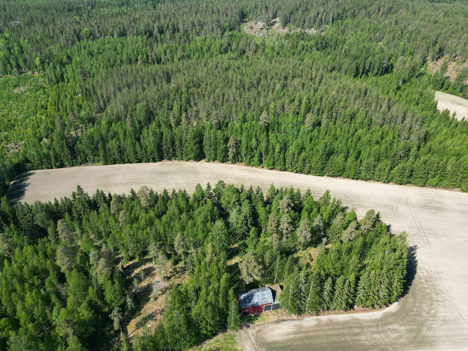 Maatila rakennuksineen Lohjan Leppäkorvessa, rauhallisella sijainnilla mutta vain 60 km kehä-III:lta. 5