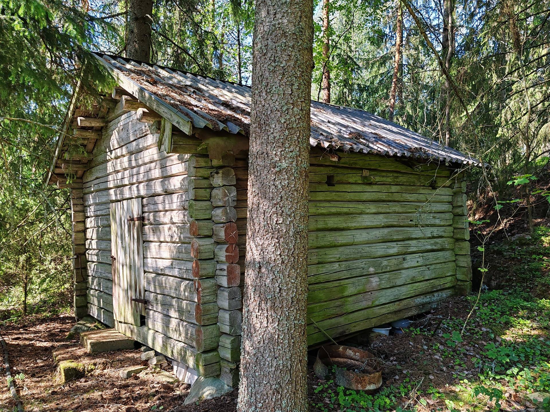 Maatila rakennuksineen Lohjan Leppäkorvessa, rauhallisella sijainnilla mutta vain 60 km kehä-III:lta. 14