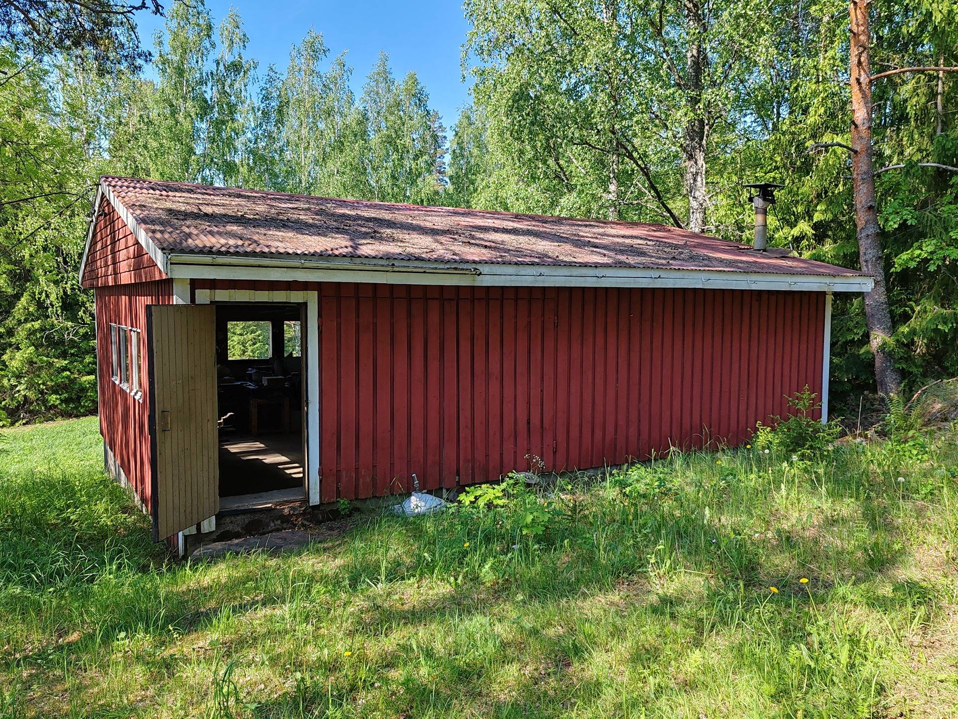 Maatila rakennuksineen Lohjan Leppäkorvessa, rauhallisella sijainnilla mutta vain 60 km kehä-III:lta. 17