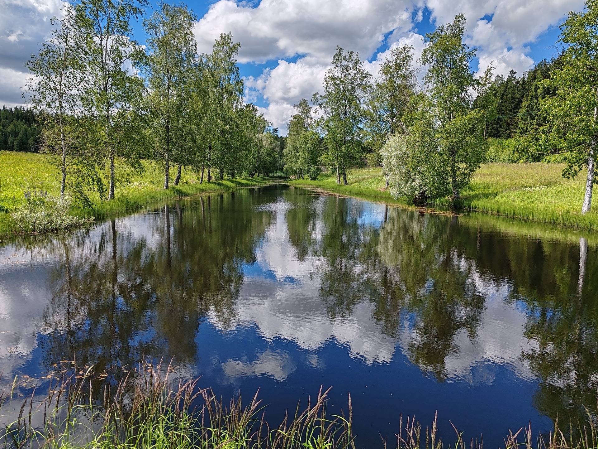 Maatila rakennuksineen Lohjan Leppäkorvessa, rauhallisella sijainnilla mutta vain 60 km kehä-III:lta. 25