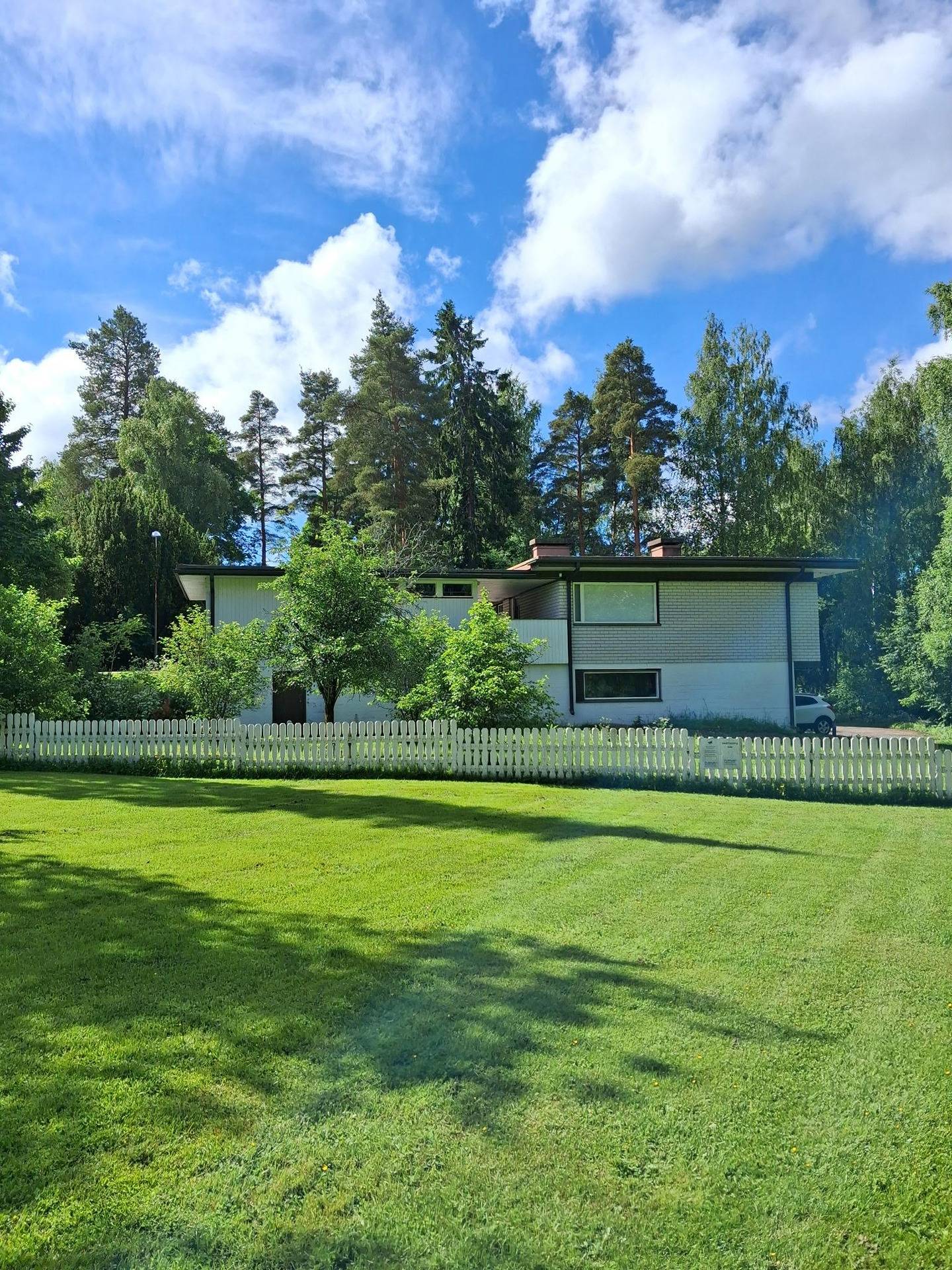 Pienkerrostalo, Kokemäen keskustassa ja joen vieressä 1