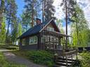 Nujula 16:25 loma-asunto eteläisen Vitelijärven rannalla ja metsää 1