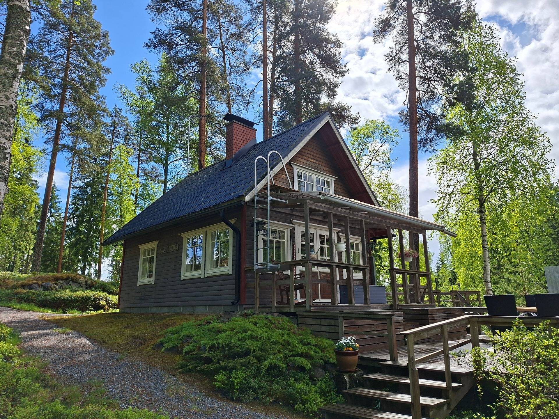 Nujula 16:25 loma-asunto eteläisen Vitelijärven rannalla ja metsää 1
