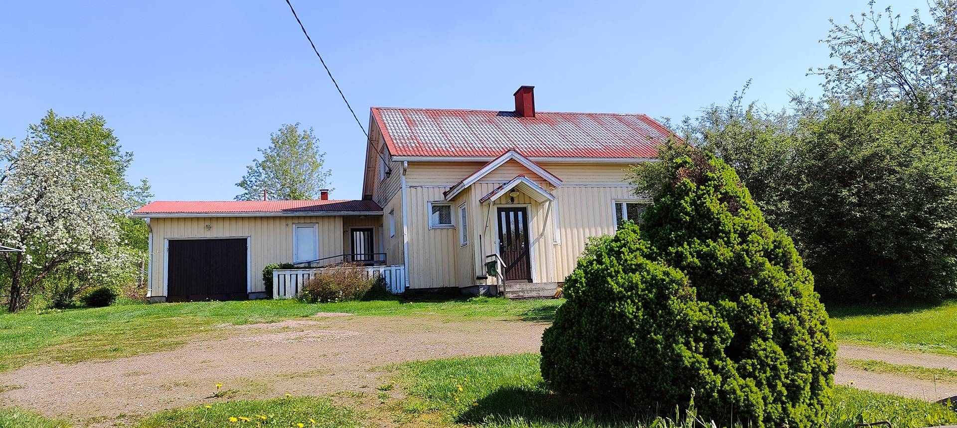 Metsäinen tontti rakennuksilla Nakkilassa 1